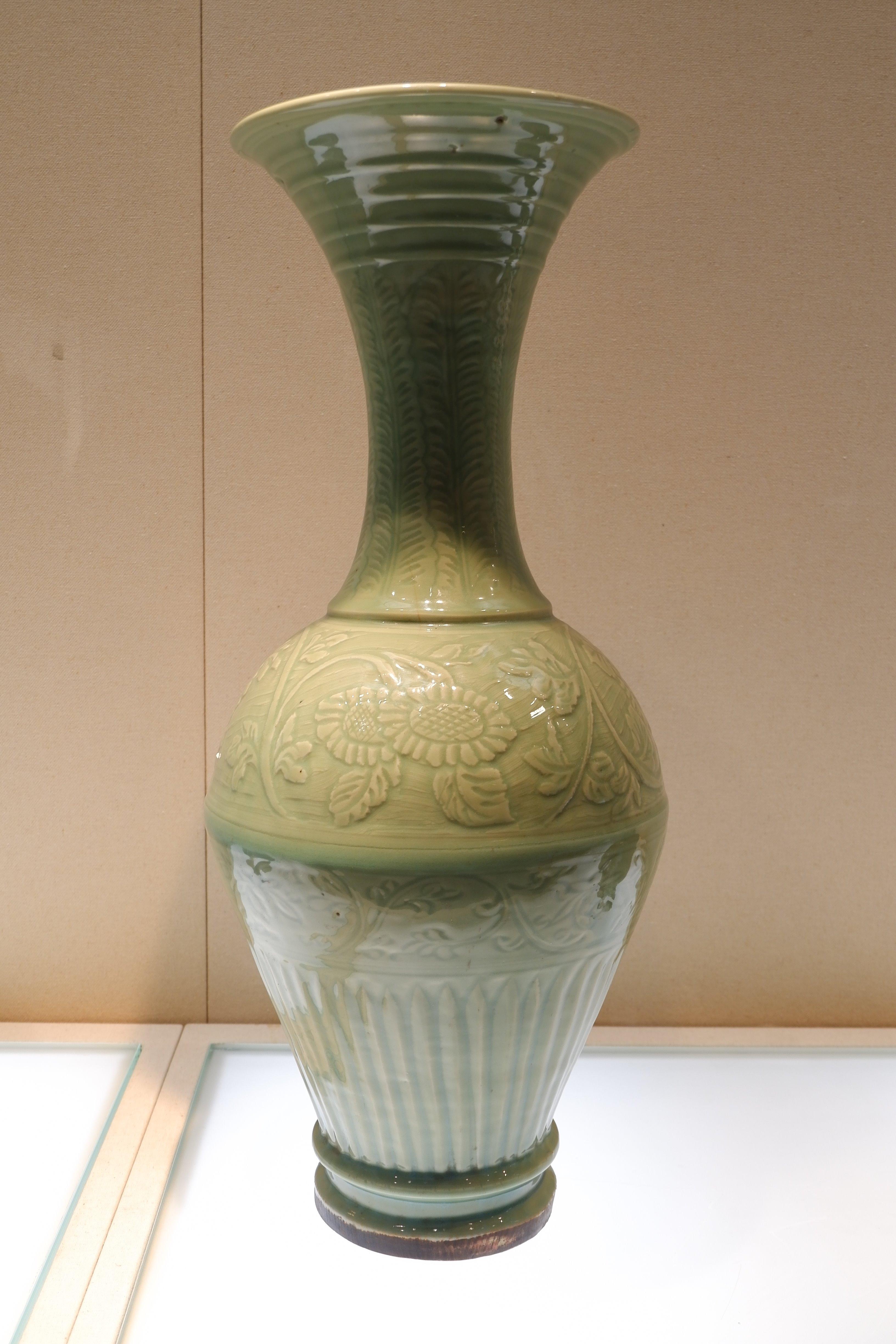 "博物馆里的瓷器史"33元61龙泉窑青釉缠枝菊纹撇口瓶(中国国家博物