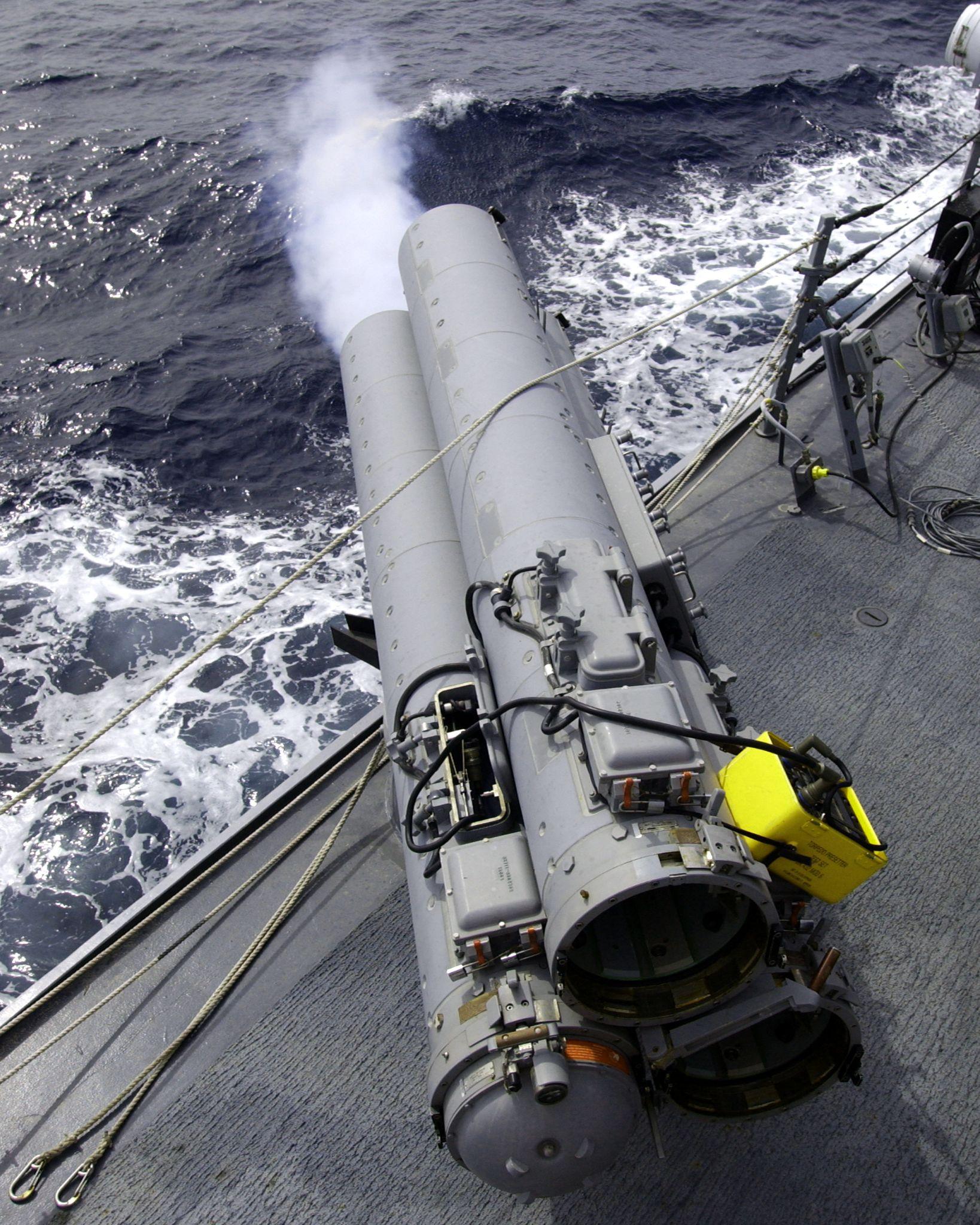 二战时期驱逐舰发射鱼雷的时候是否要撤掉或者降下栏杆?