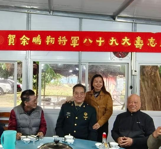 如何看待余鹏翔将军鼓励大家像战士一样勇敢的穿汉服,弘扬民族文化?