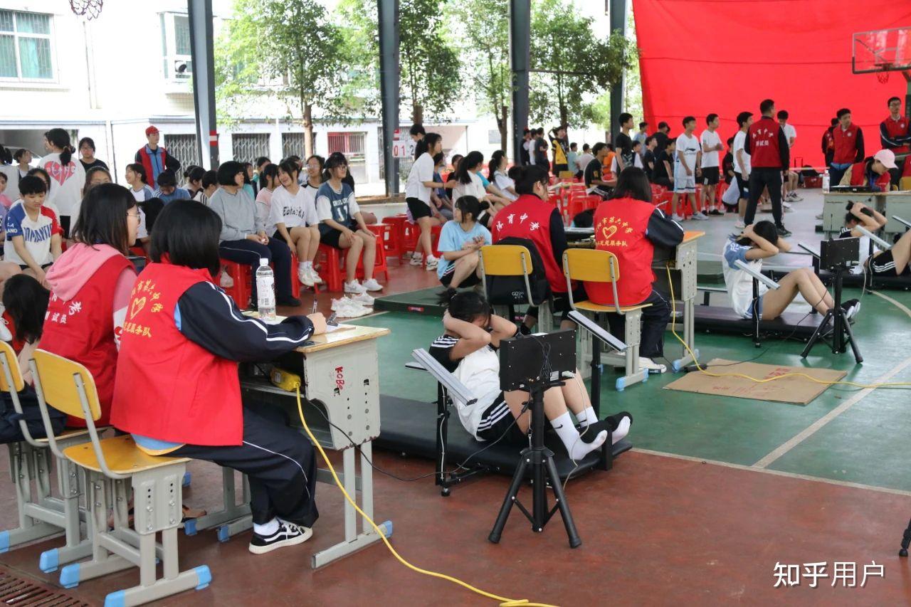 为什么有些学校用机器测仰卧起坐的时候要求脱鞋? - 知乎