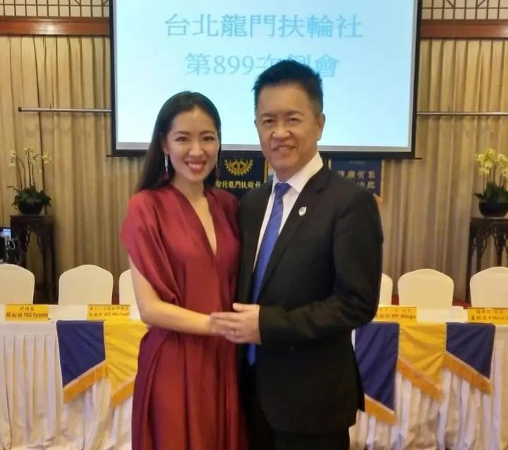 “环球皇后”刘伊心真幸福 简约裙装穿出礼服感 和富豪老公差24岁 - 知乎