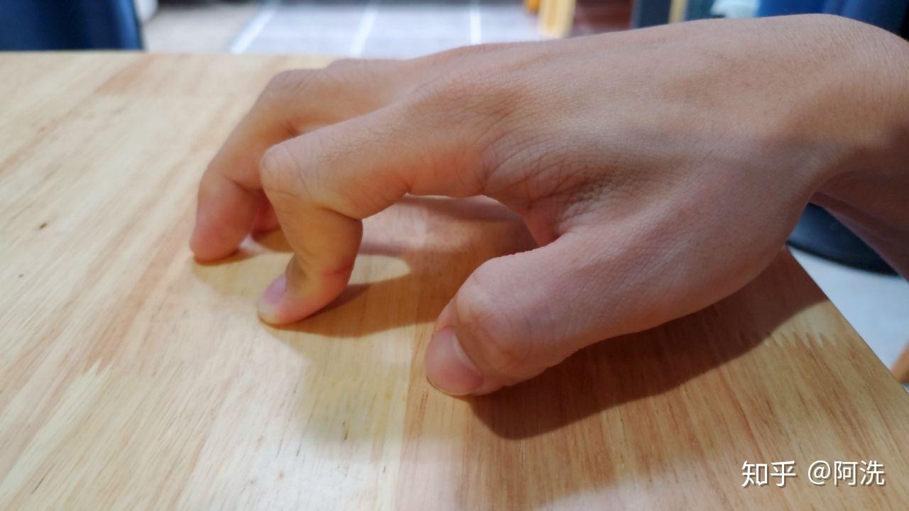 小孩弹钢琴落指时食指第二关节平直不弯曲如图怎么有效纠正呢