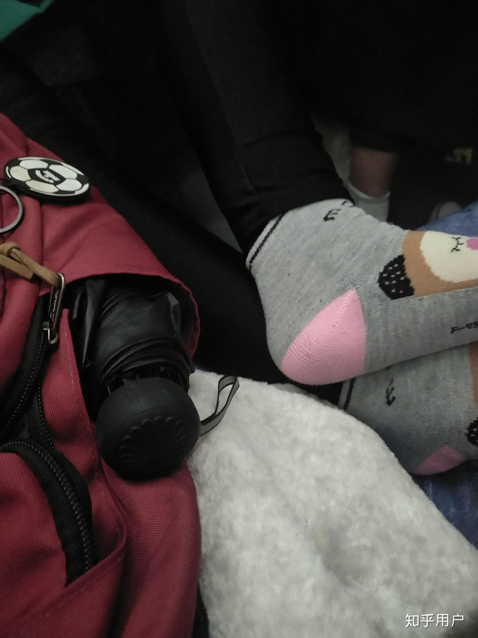 你如何看待在火车上脱鞋人