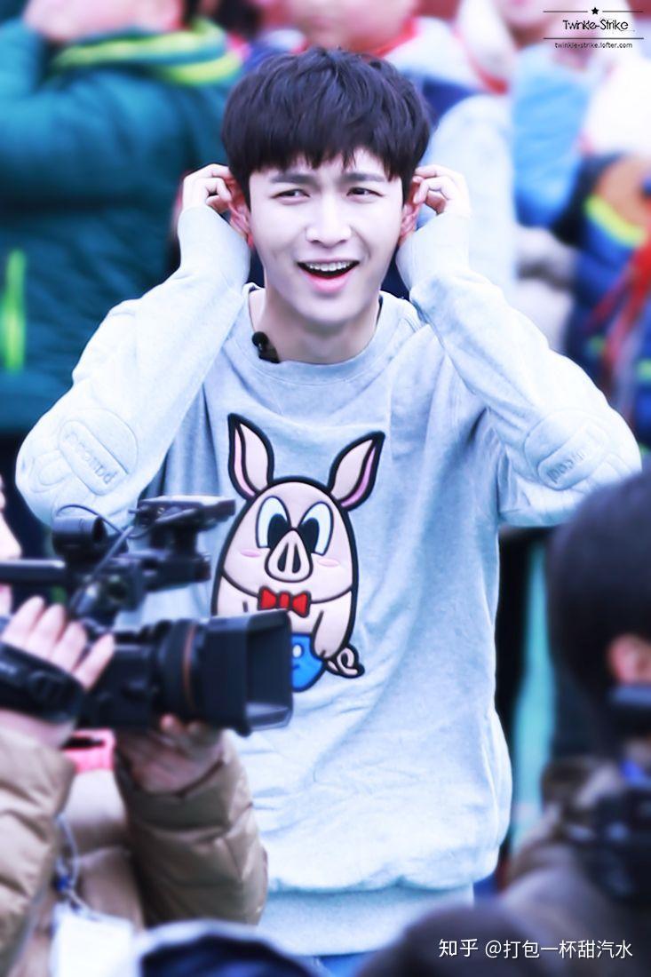 有没有张艺兴的图片笑得很开心尤其是对着镜头笑的那种