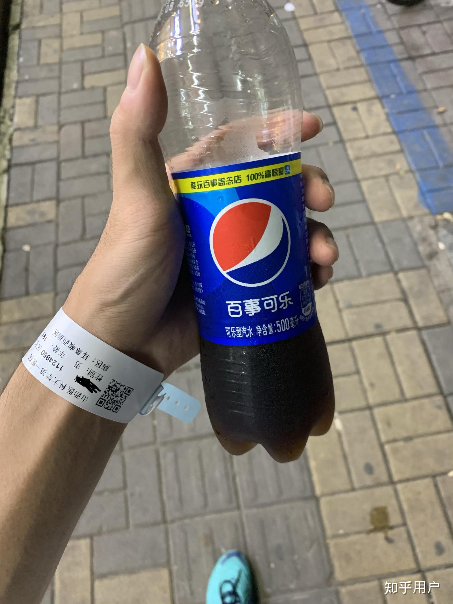 正常的男生喝可乐不是嘬两口就扔吗? - 知乎