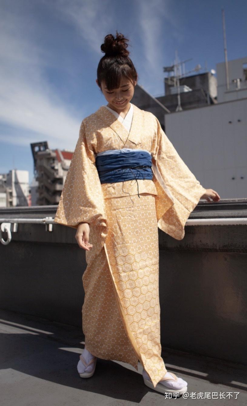 有足袋,没腰带,穿起比较简单,感觉不像浴衣,又不知道是哪种类型的和服