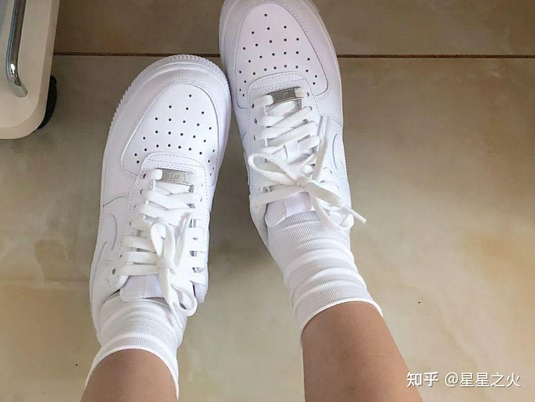 为什么街上很多女生会穿两双袜子