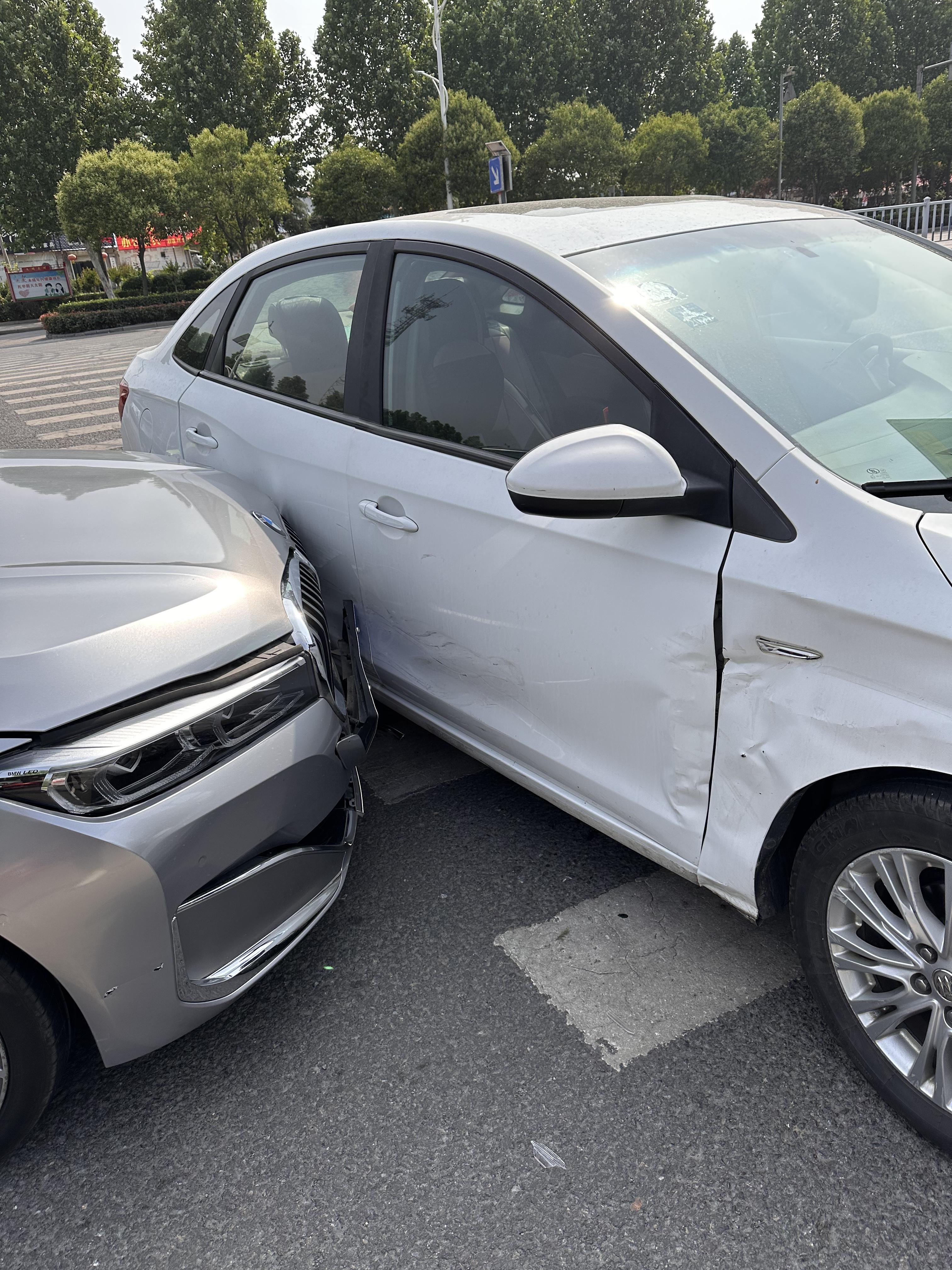 怎么看待穷人开车撞到豪车引发的问题?