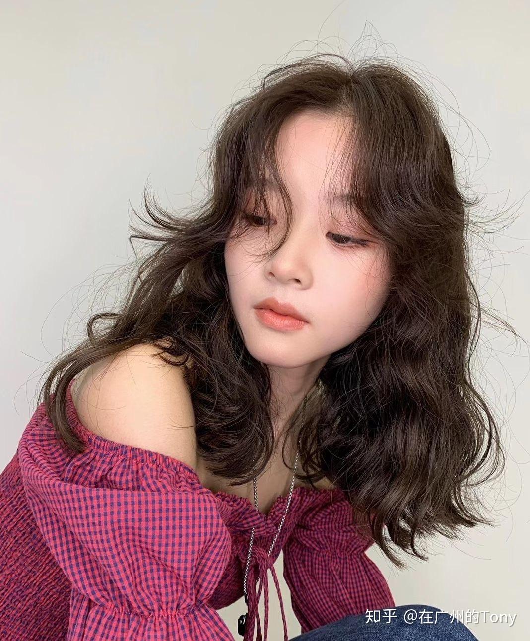 本人18岁 想问自来卷的女生理羊毛卷合适吗 这个发型该怎么去打理呢