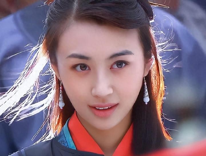 36岁李菲儿近照引热议,脸浮肿抢镜,网友:完蛋!看成刘晓庆了