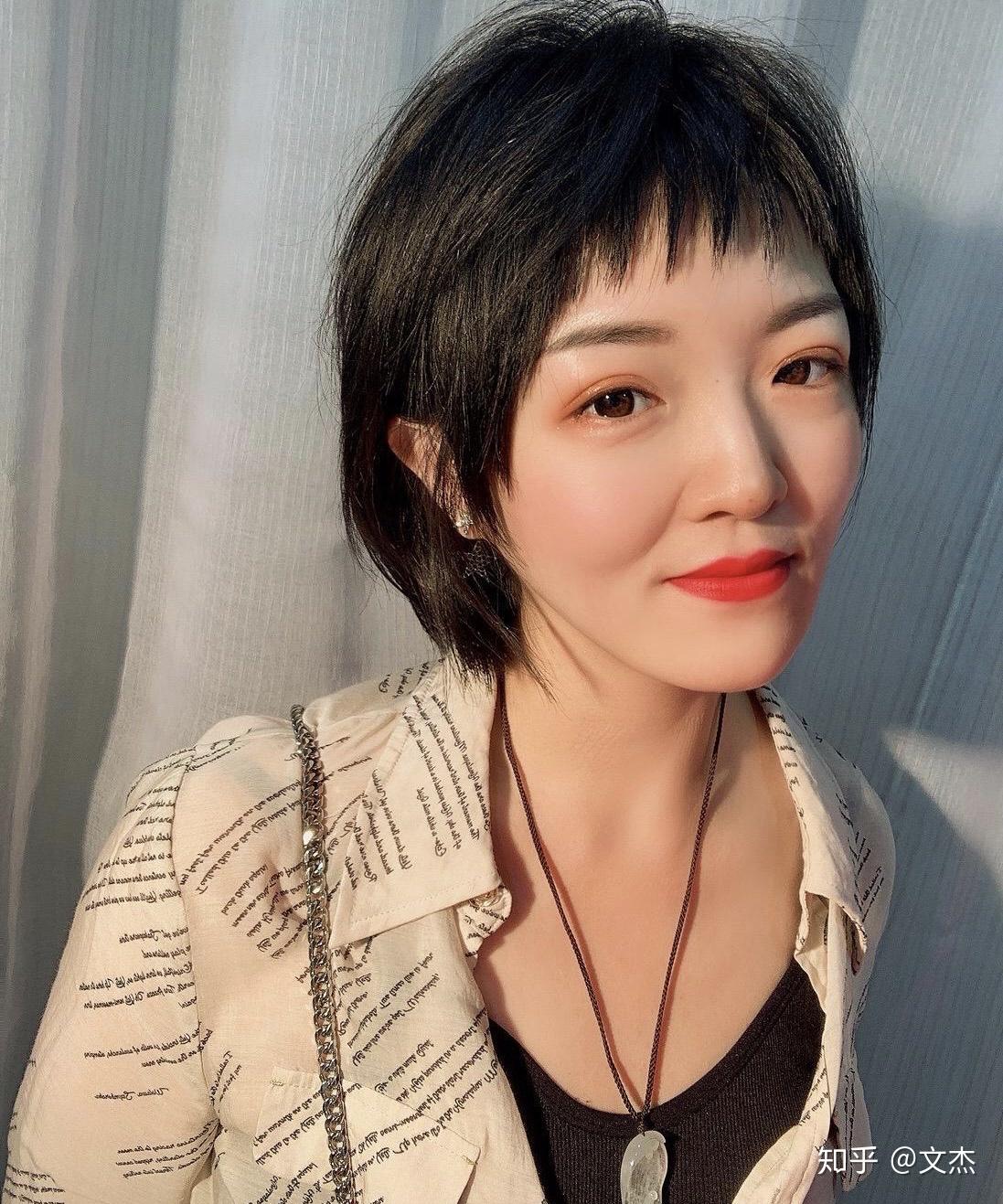 圆脸自来卷适合什么样的短发