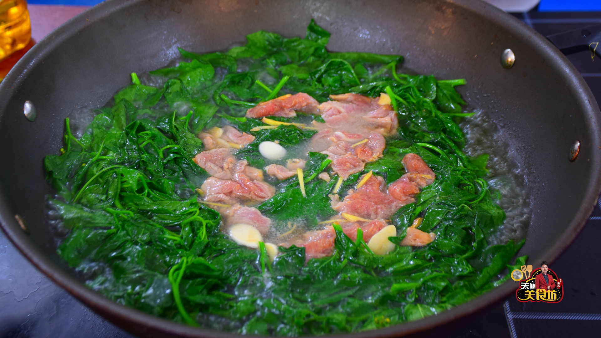 这种野菜你吃过没学名叫龙葵加1块猪肉做成汤超好吃