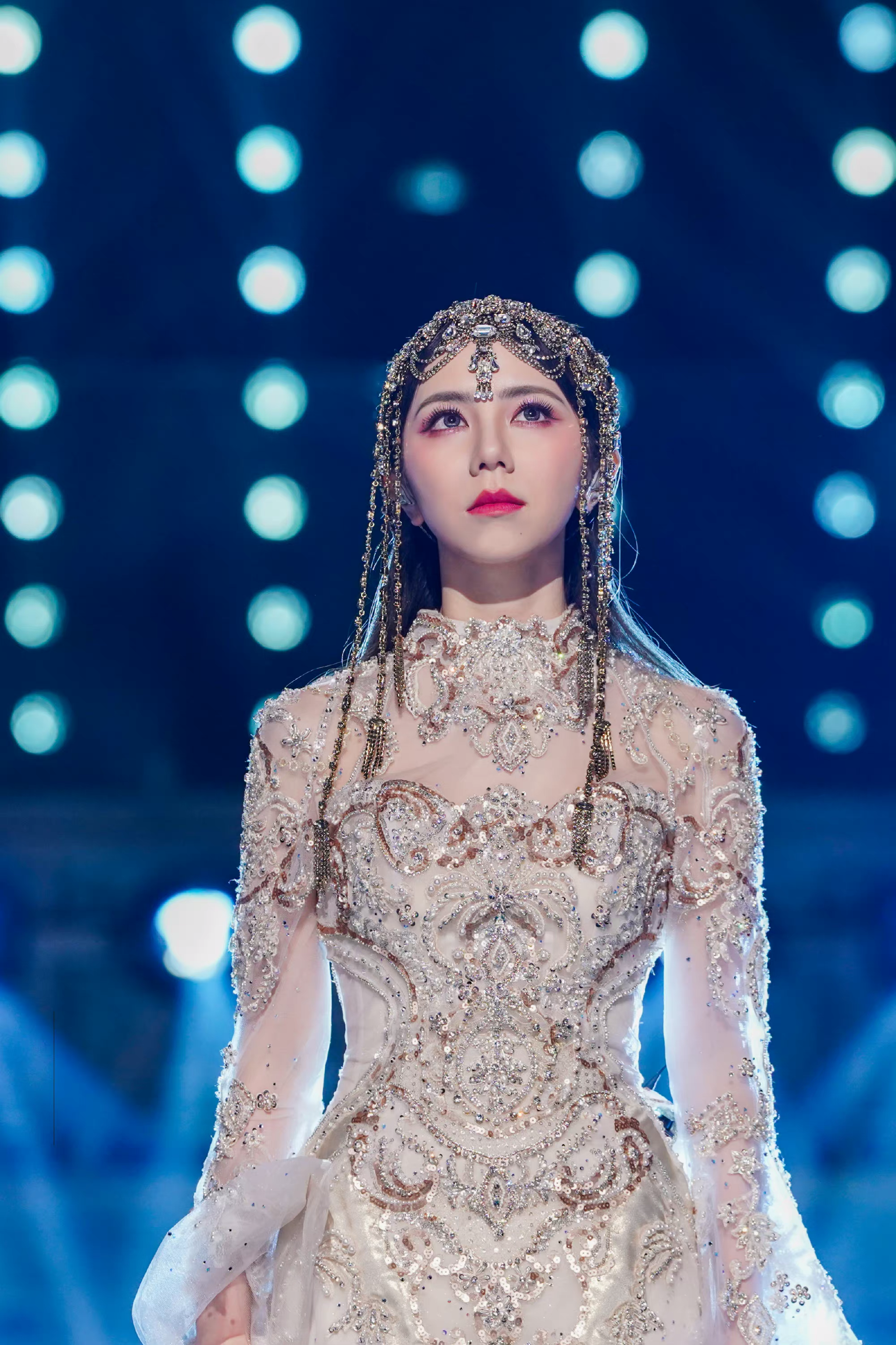 如何评价邓紫棋的跨年造型? - 知乎