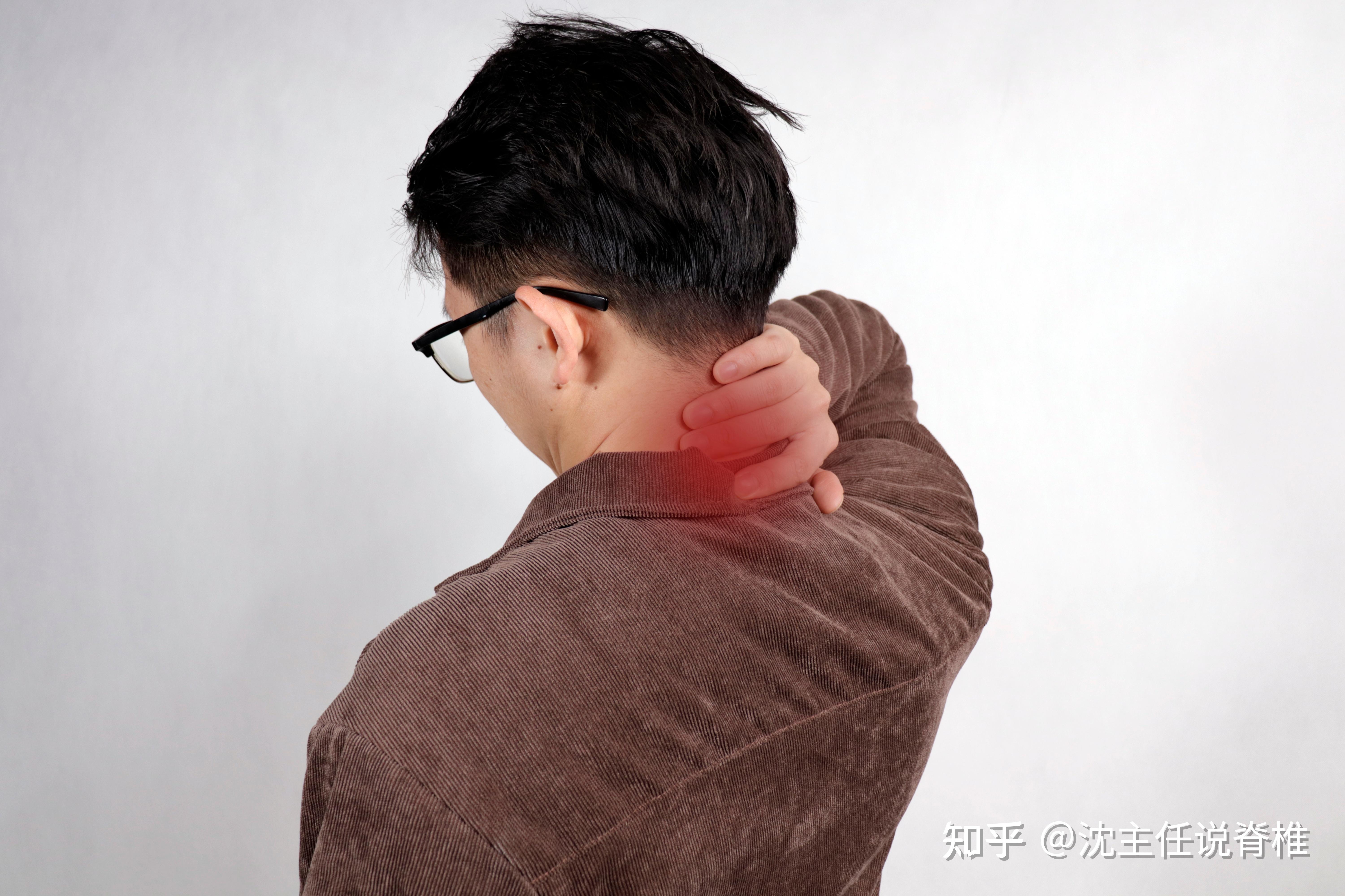 长期坐办公室的估计都有颈椎病吧今天我又脖子疼了如何防治