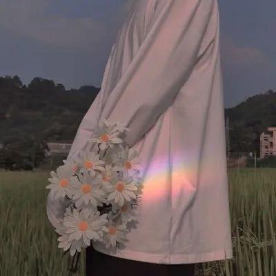 超个性的不露脸捧花的男生头像