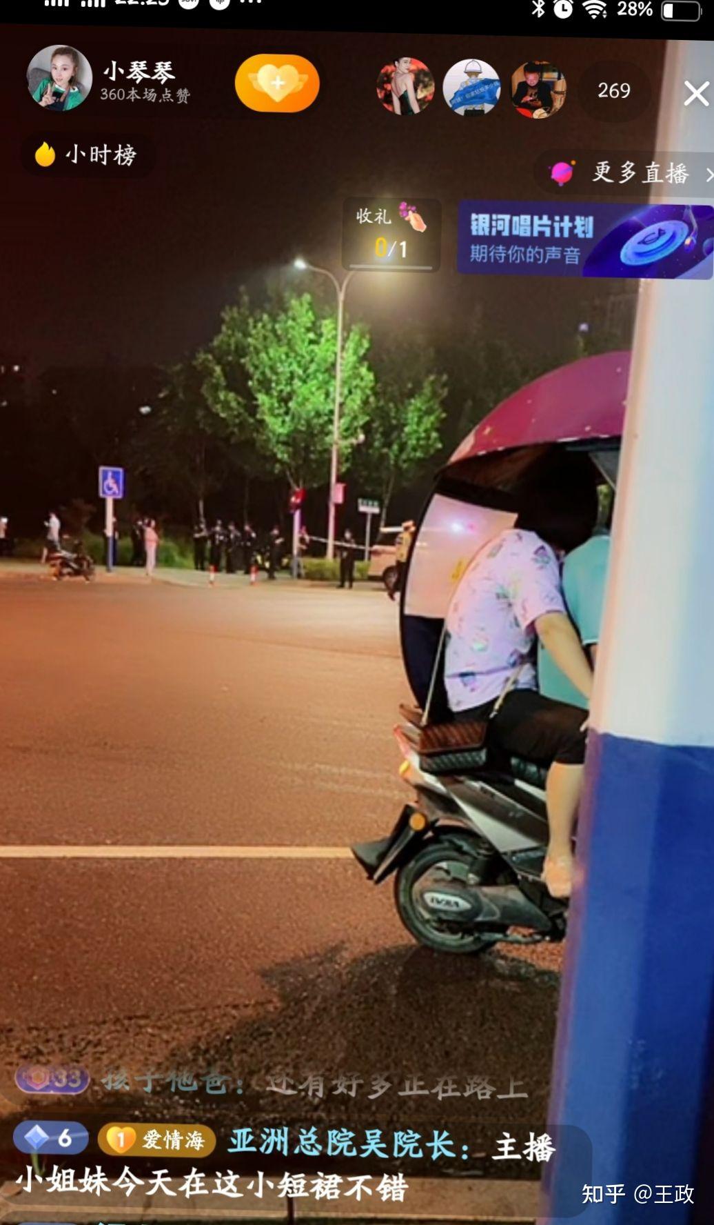 如何看待安徽蚌埠徽州宴老板娘小区内遛狗咬伤小孩,口出狂言谁敢弄她