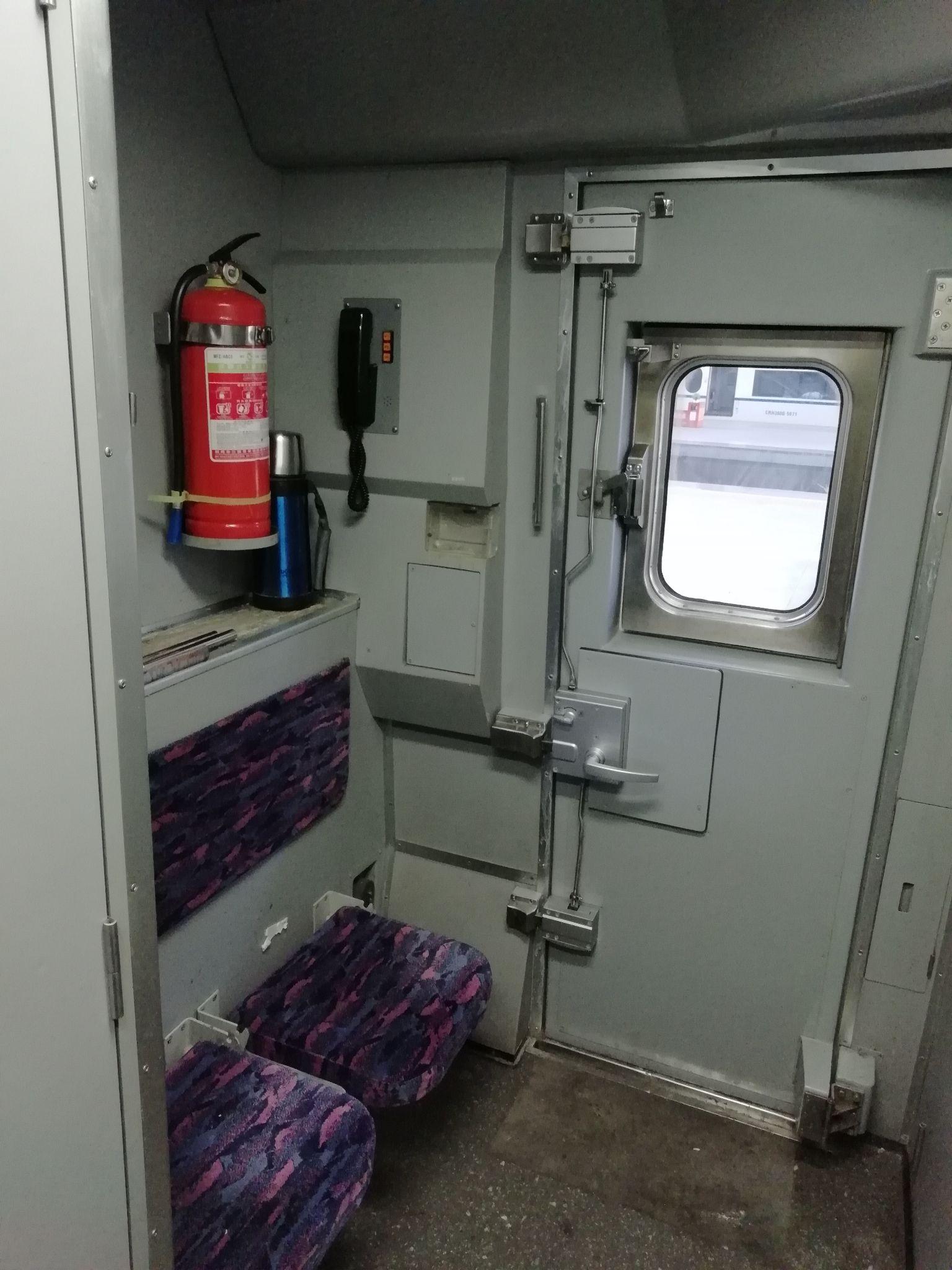 为什么很多中国动车组没有专门的司机室门