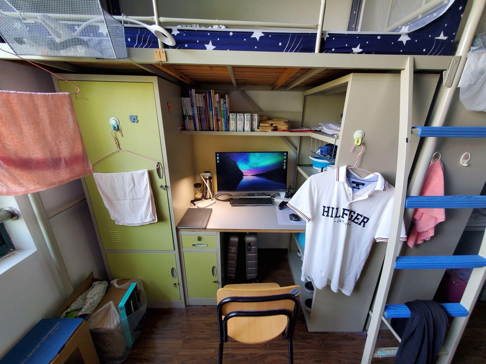 大学宿舍有足够的空间放下一块25到27寸的显示器 ps4 笔记本吗?