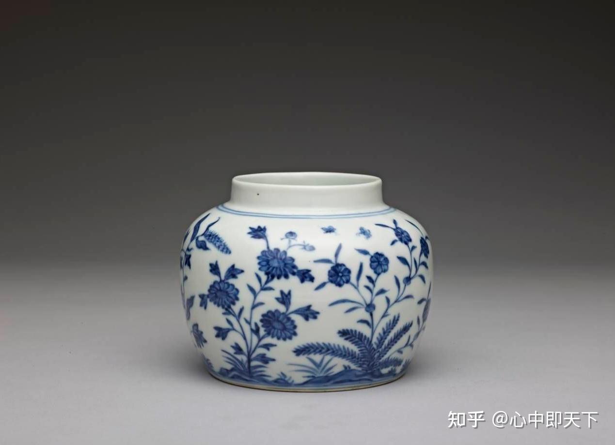 中国 大明成化年製  青花飛蝶文小壺 An exceptionally rare blue and white 'kui-dragon' bowl, Mark