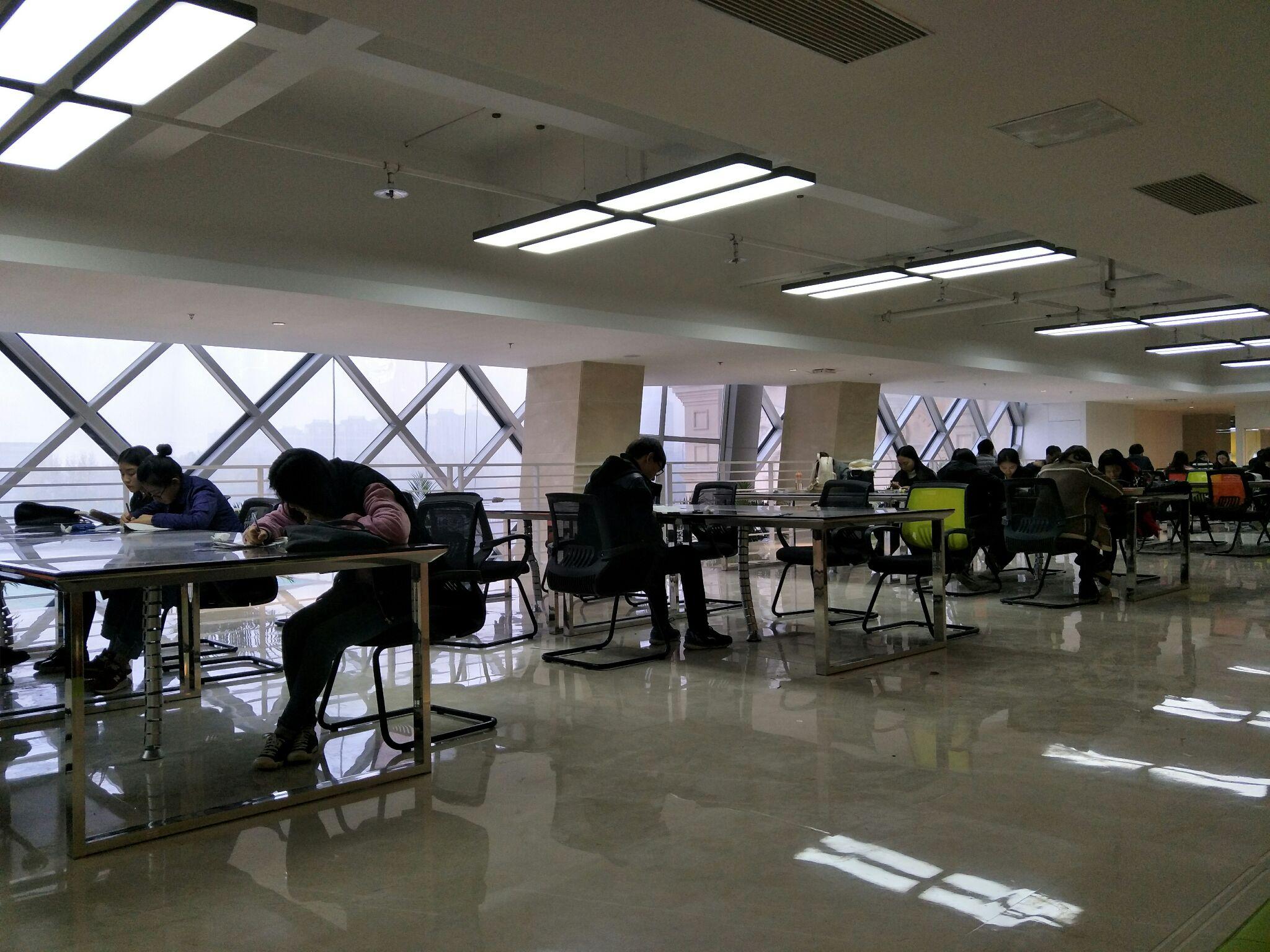 怎么看待郑州大学西亚斯国际学院建设豪华图书馆
