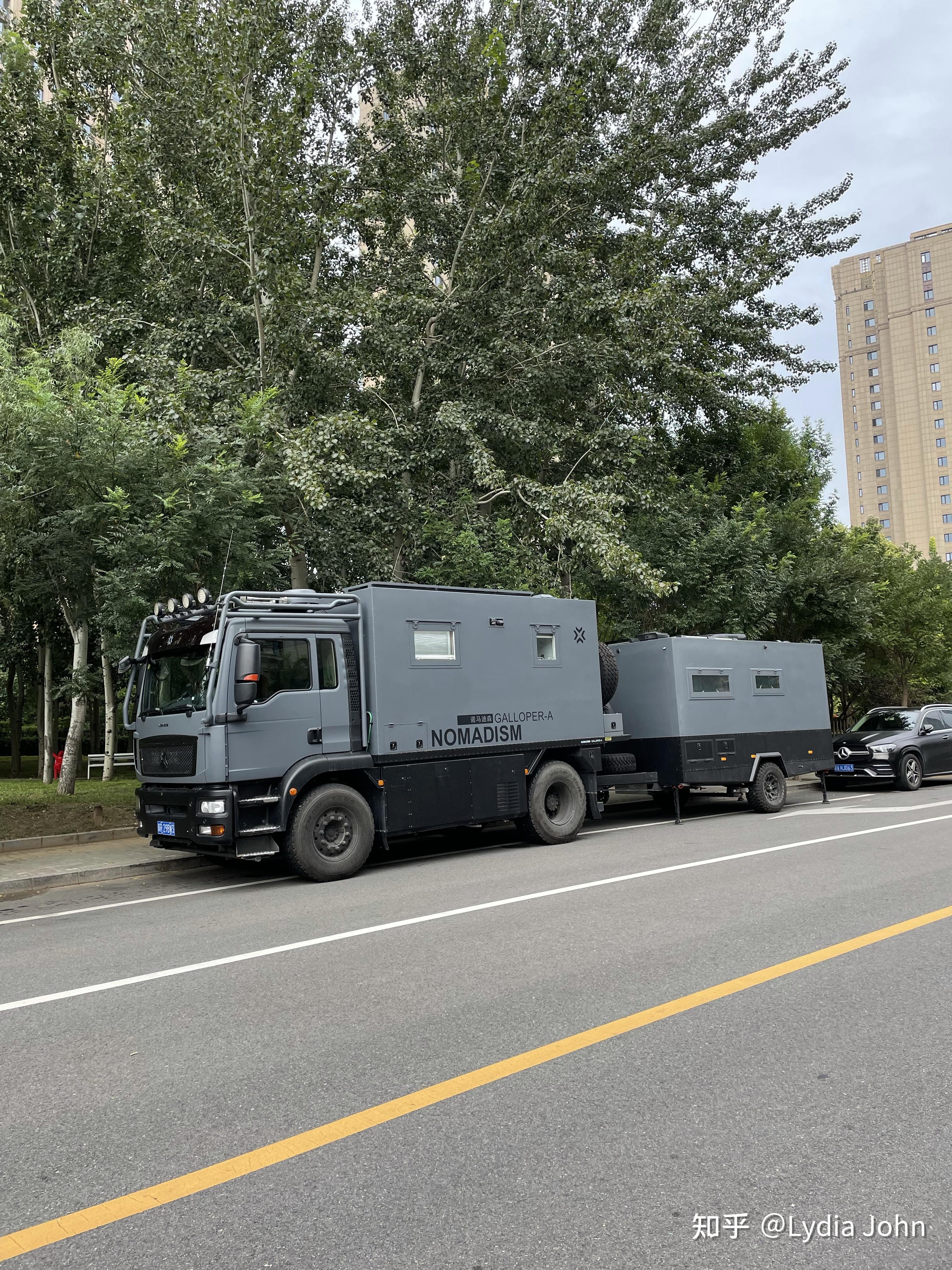 前两天在车展上看到辆白色的房车叫诺马迪森驰骋者,挺好看的,有人知道