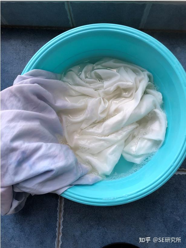 用漂白水把纯白衣服漂黄了怎么办