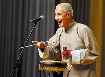 他是老曲艺演员，50岁登春晚演双簧忽然走红，如今已经84岁 - 知乎