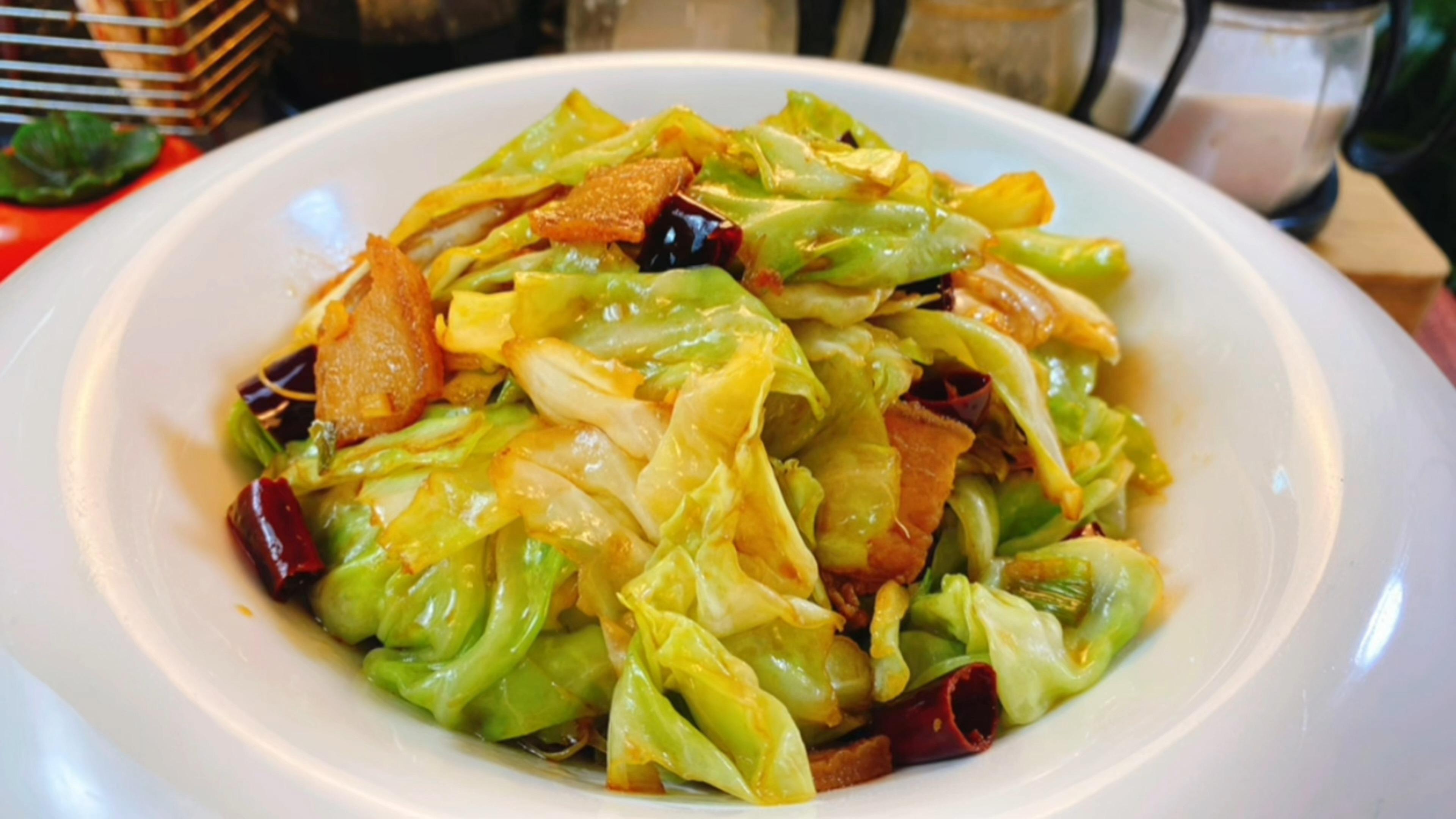 炝炒包菜到底该过油焯水还是生煸教你正确做法清脆爽口超入味