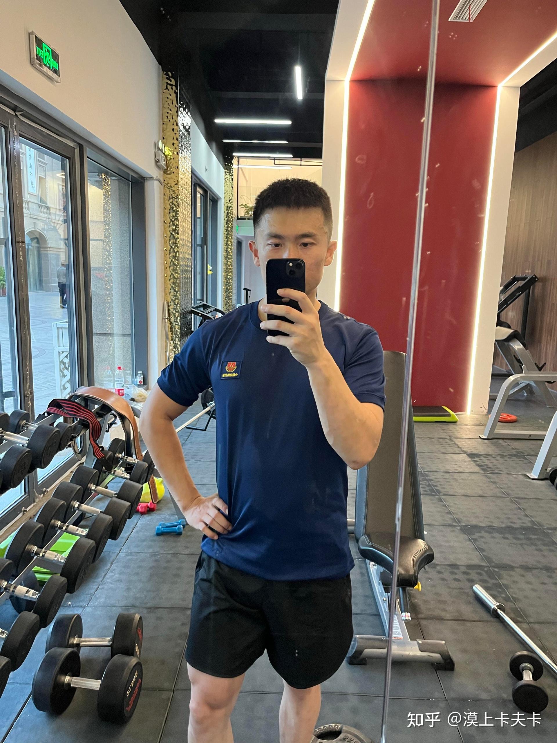 坚持健身的中年男人身材可以有多好