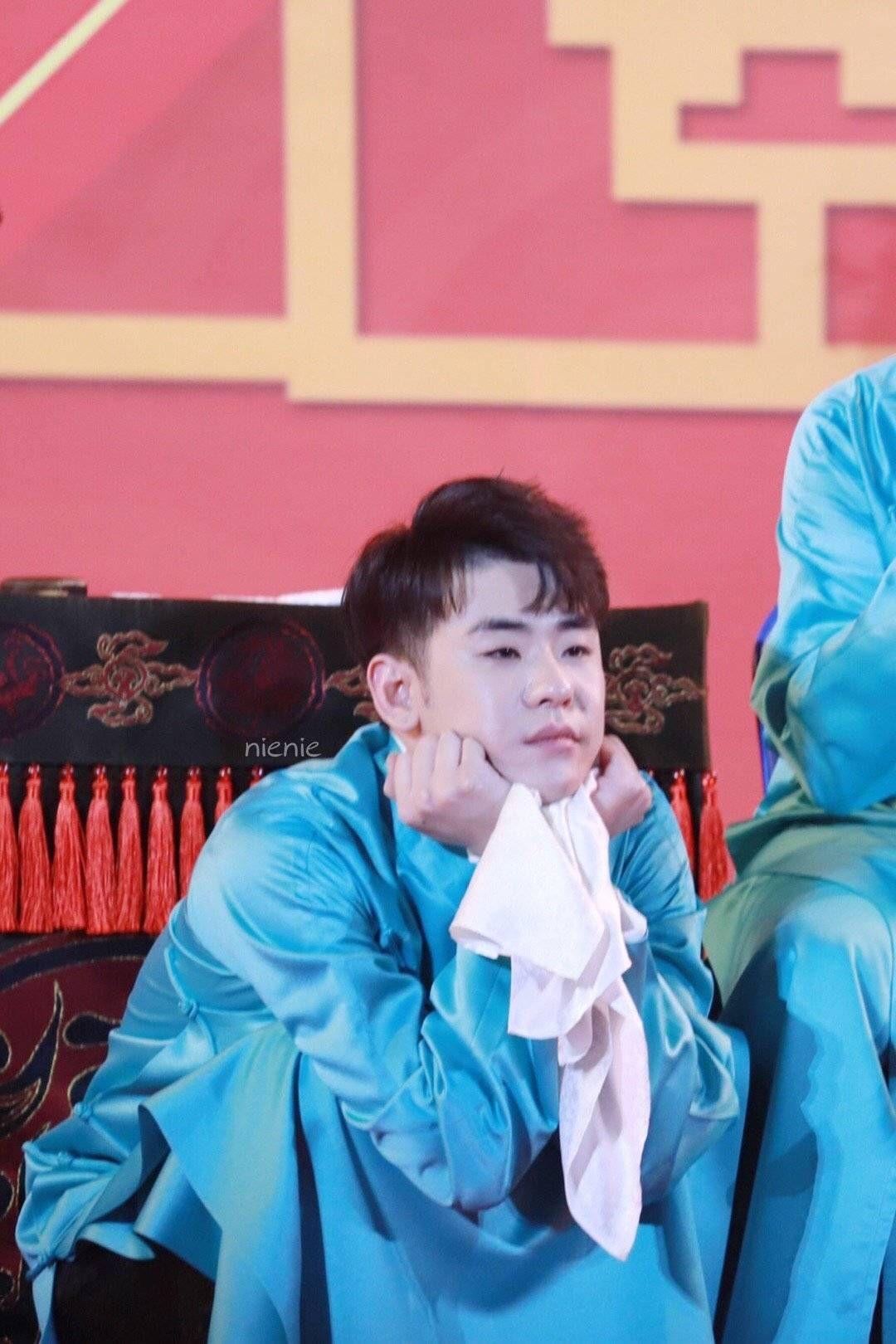 张云雷为啥穿大褂有民国贵公子的感觉? - 知乎