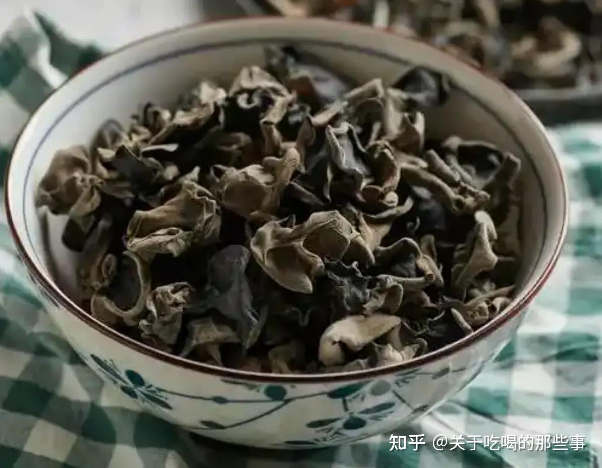泡木耳，用凉水还是用开水？教你一招，泡发快又干净，脆嫩爽口 - 知乎