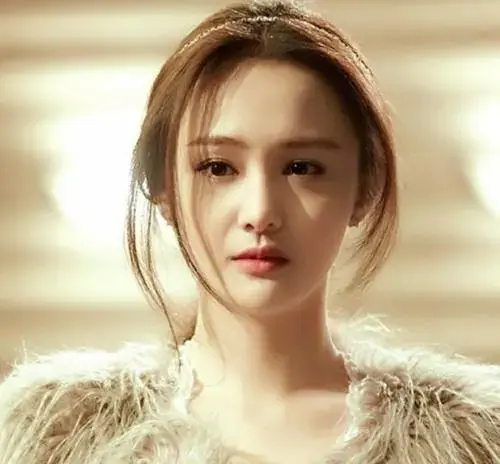 时隔3年郑爽再上热搜被官方认定穷光蛋她是真穷还是装穷