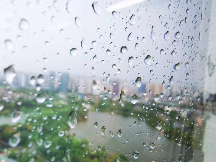 下雨时,跑着淋雨多还是走着淋雨多? - 知乎