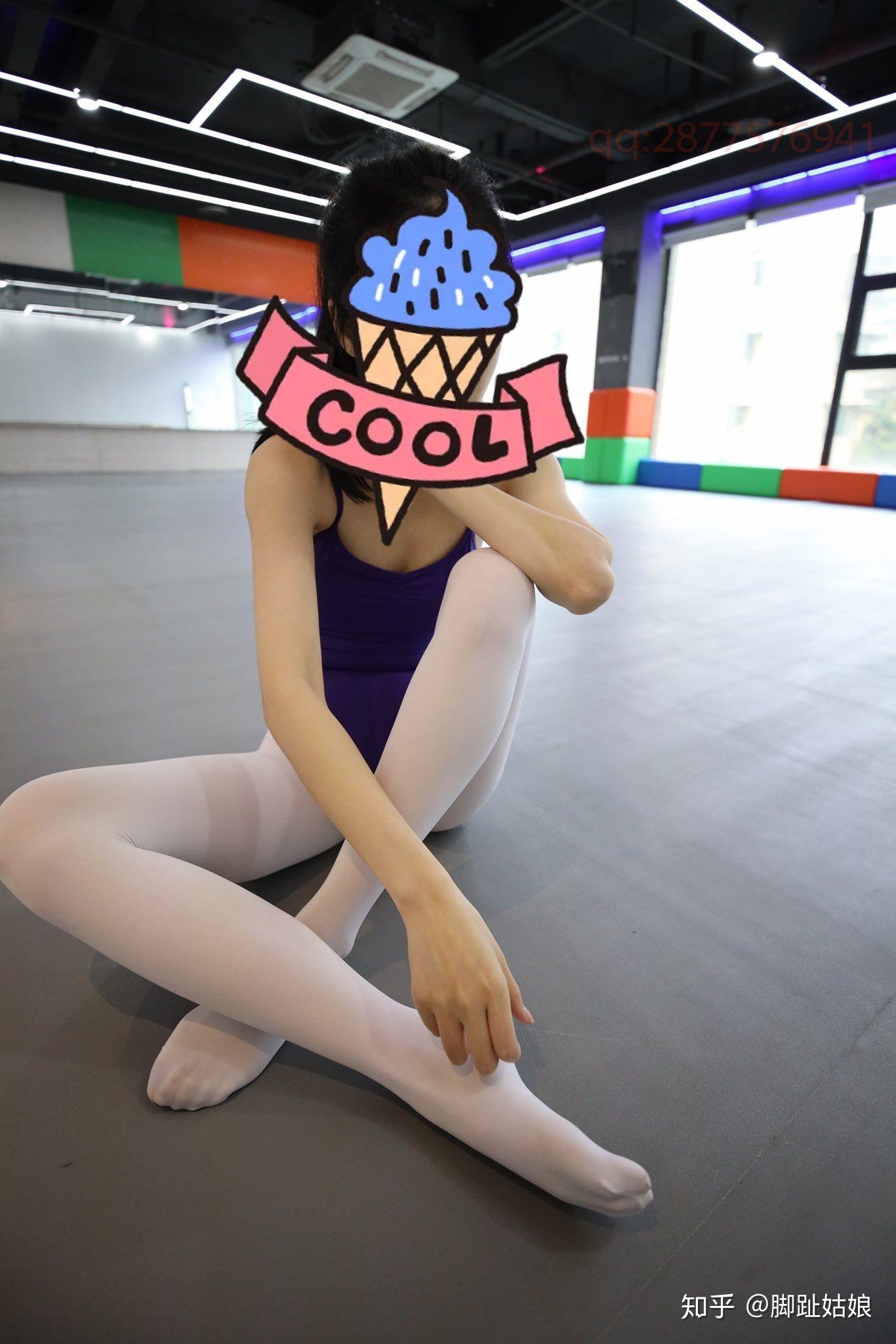 女生穿连体体操服配白色连裤袜怎么去厕所啊? - 知乎
