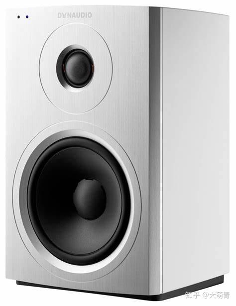 能推荐一款占地面积小,声音强劲且音质不错的小型音箱吗?