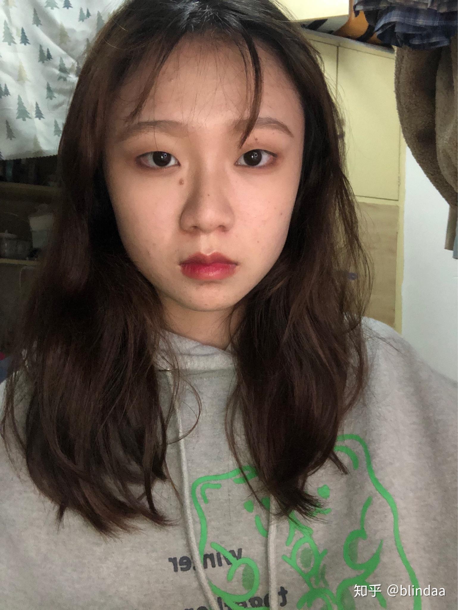 长期戴眼镜的人摘下眼镜后是真的丑了还是只是不习惯? - 知乎