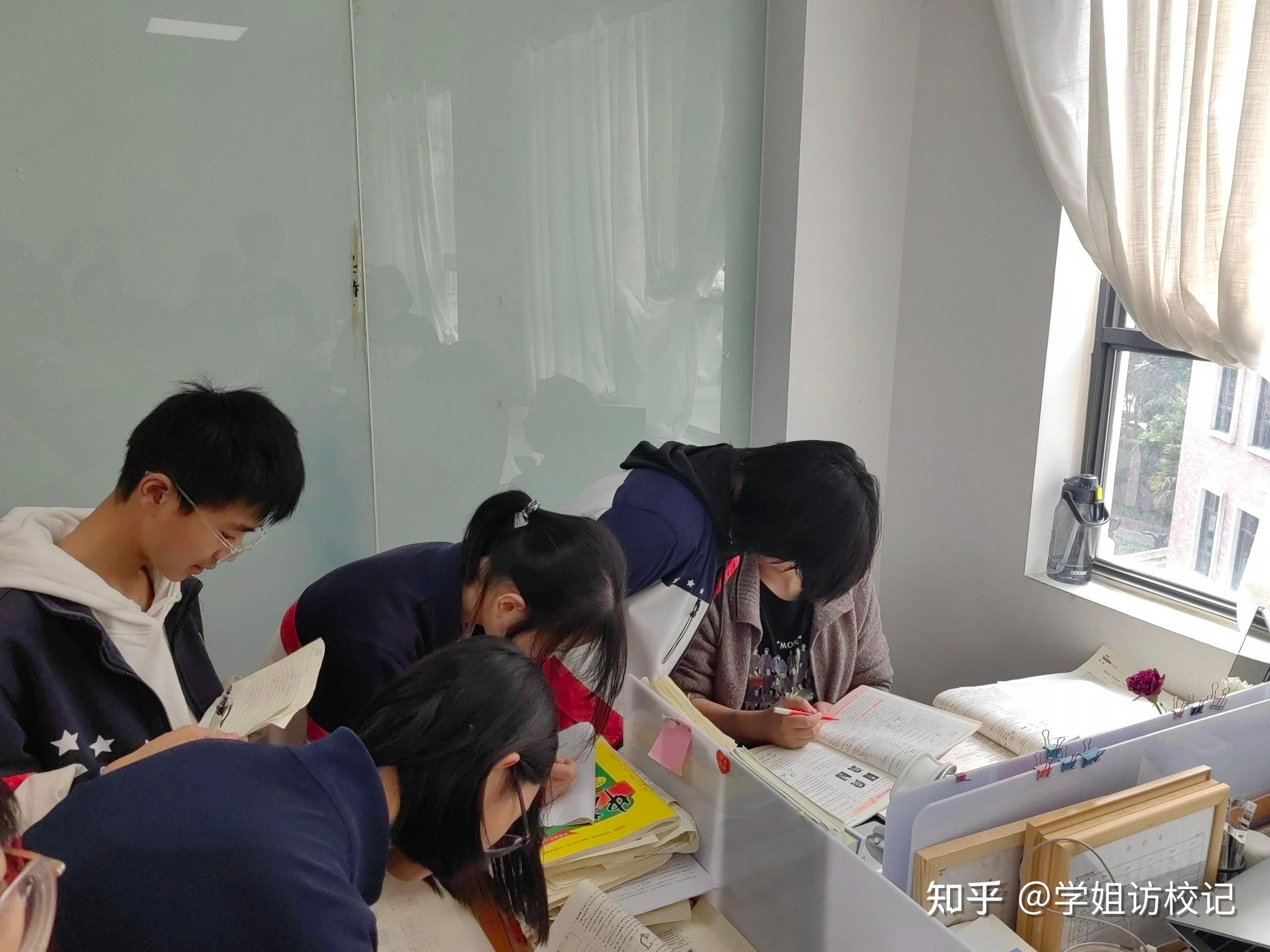 成绩好or听话，老师更喜欢哪个学生？ - 知乎