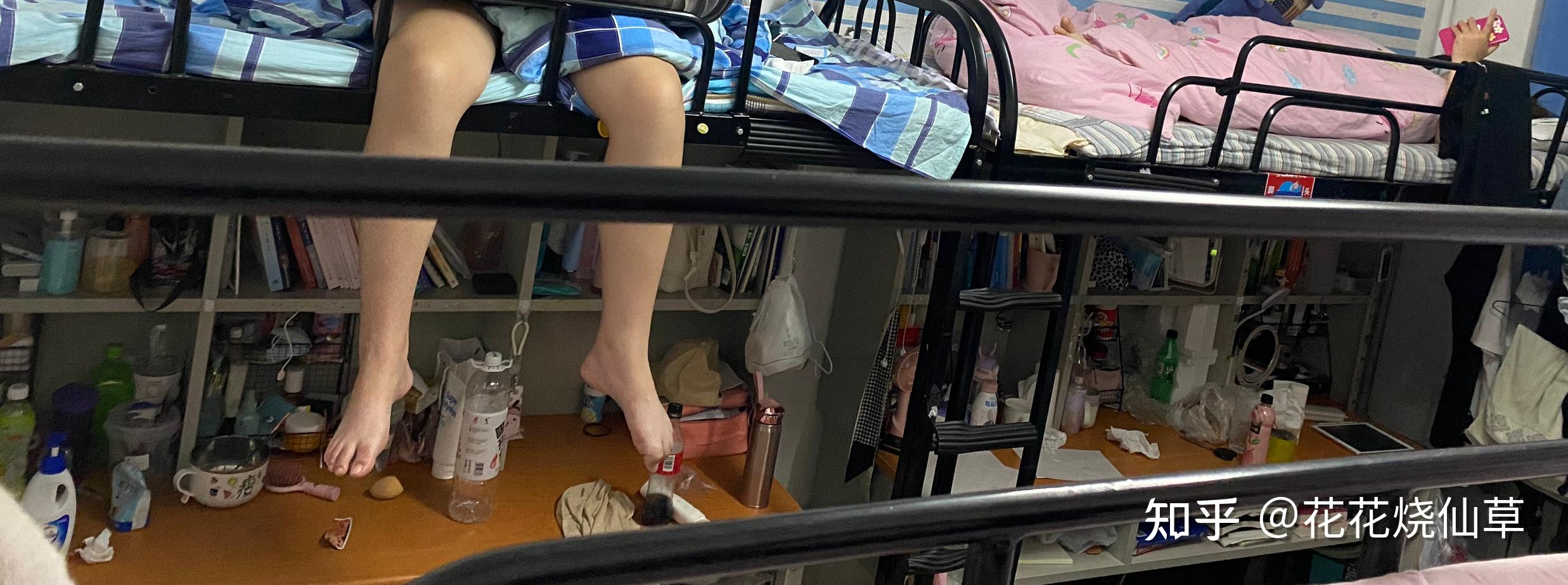 室友在上铺,我在下铺,室友的脚丫子老是伸出来 ,每次都在我的头上