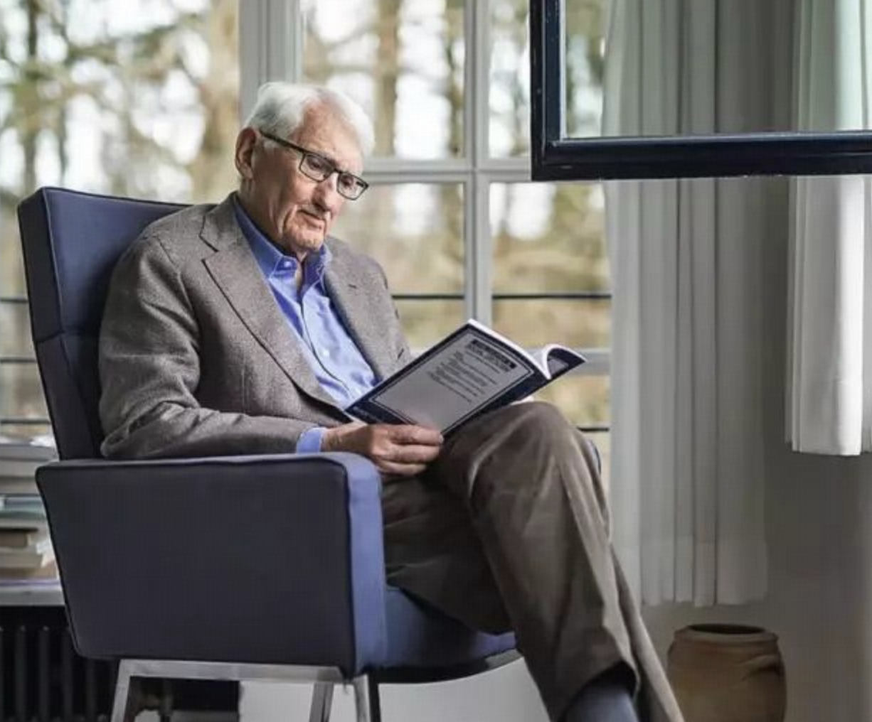 著名社会学家及哲学家尤尔根·哈贝马斯（Jürgen Habermas）逝世，如何评价他的生平及贡献？