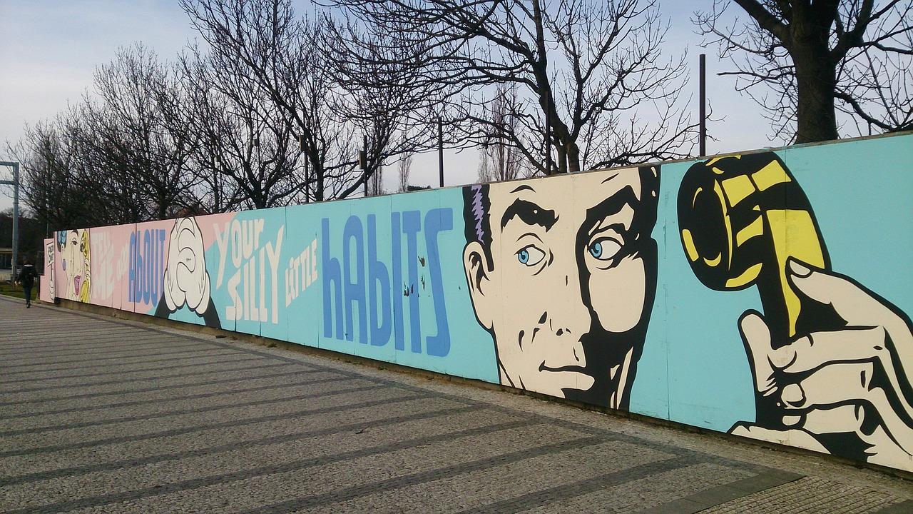 2. 精美墙绘艺术