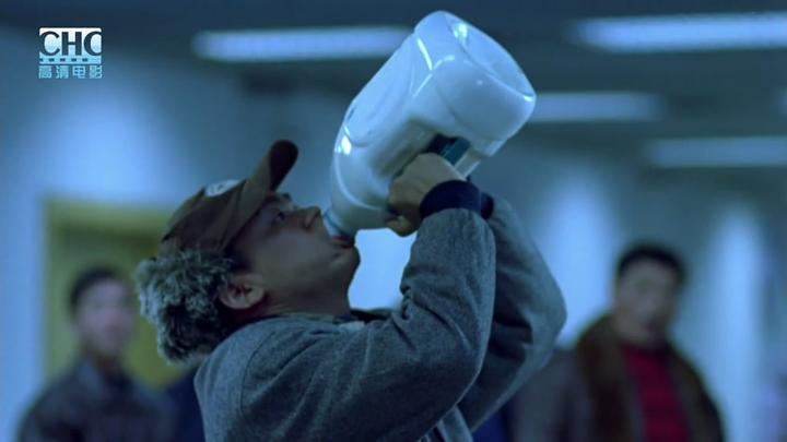 人在囧途安检不让带牛奶上飞机王宝强一口气喝掉一大桶