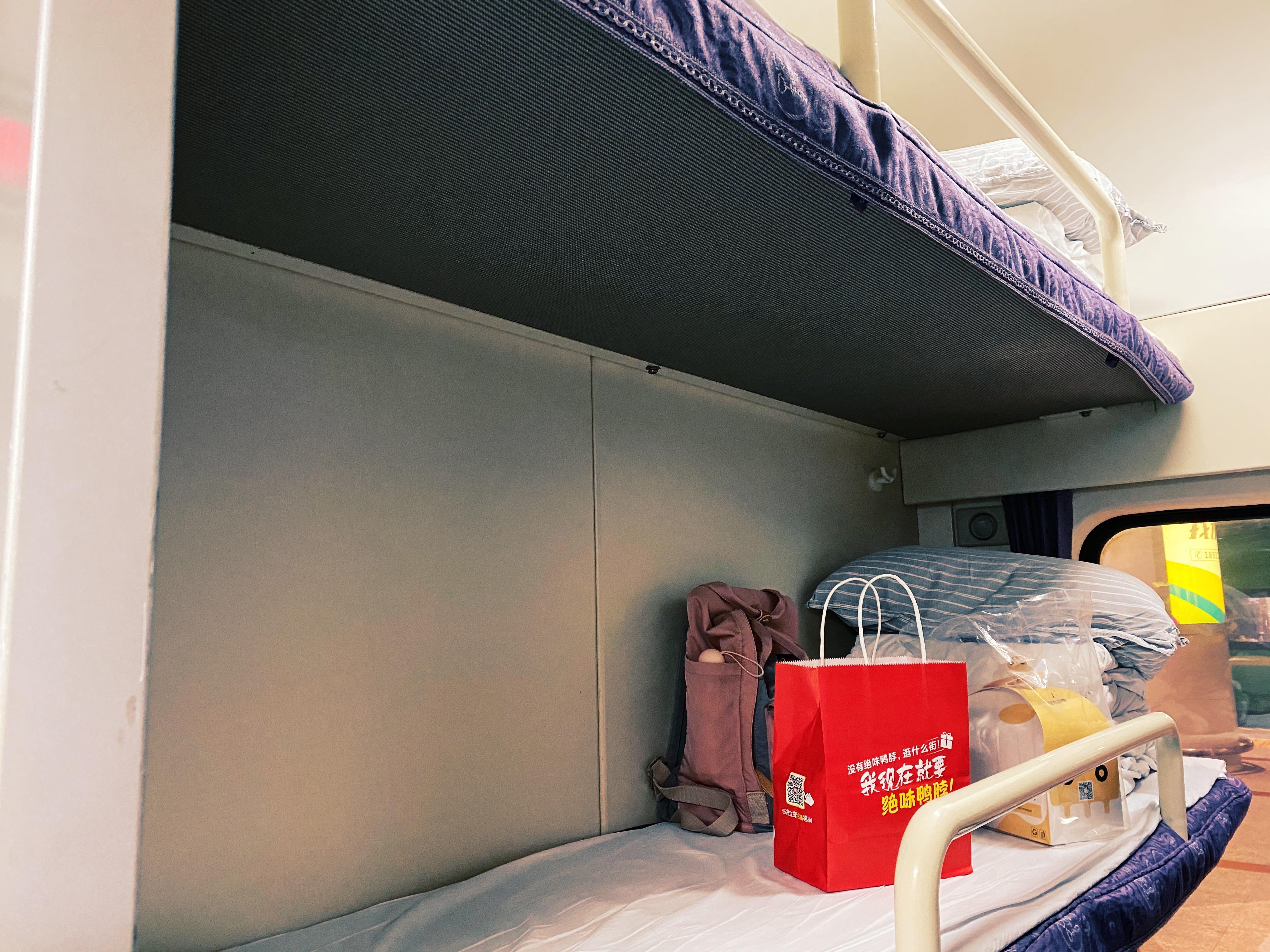 女生第一次坐火车硬卧下铺12个小时有什么需要注意的吗