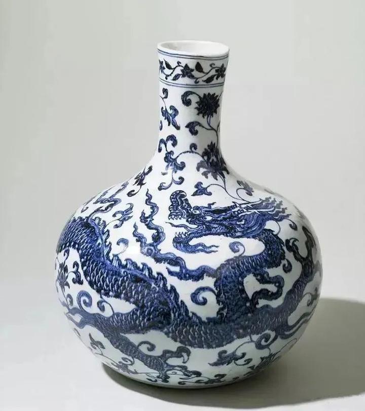 中国　釉裏紅　花文　面取八角瓶　V　3565 中国 釉裏紅 花文 面取八角瓶 V 3565 中国 釉裏紅 花文