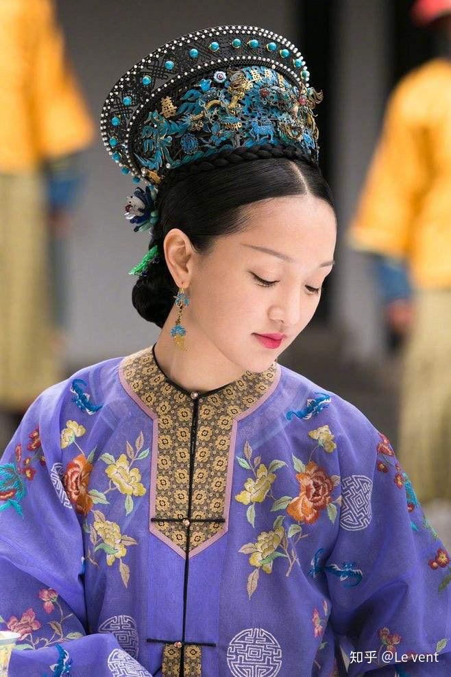 为什么如懿传里如懿的衣服总是那么深沉呢