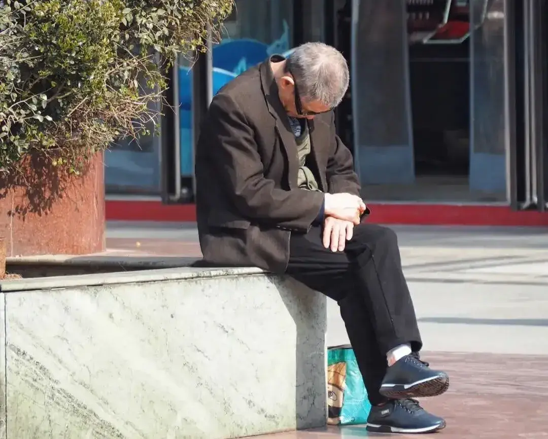 为何老人经常走两步就停下来回头看?现象背后是中国老年人的孤独写照