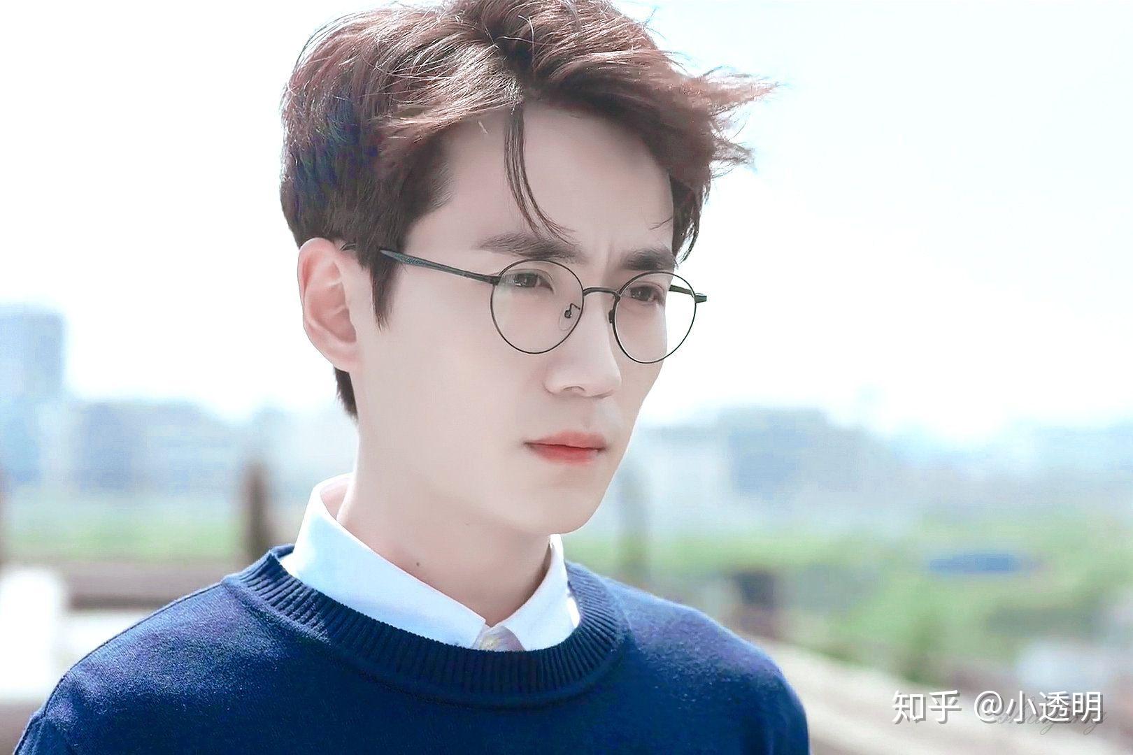 为什么我感觉朱一龙戴眼镜比不戴眼镜好看?