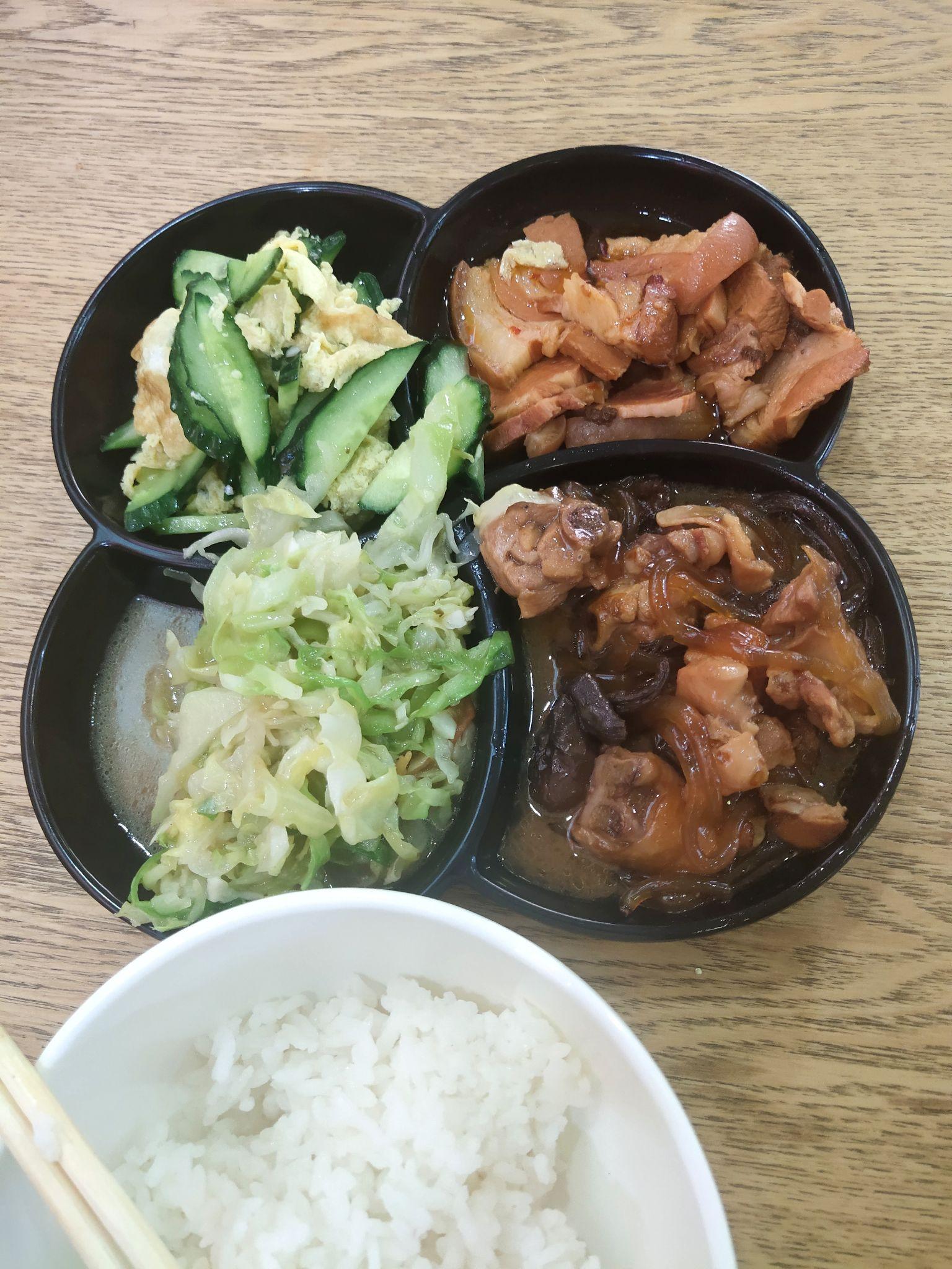 短视频上东北盒饭10元有2荤1素,真的那么便宜吗?