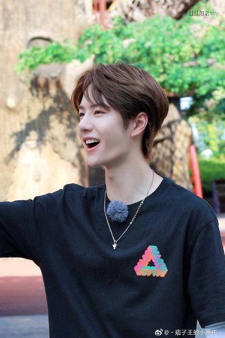 可不可以分享几张王一博笑起来很甜的图片