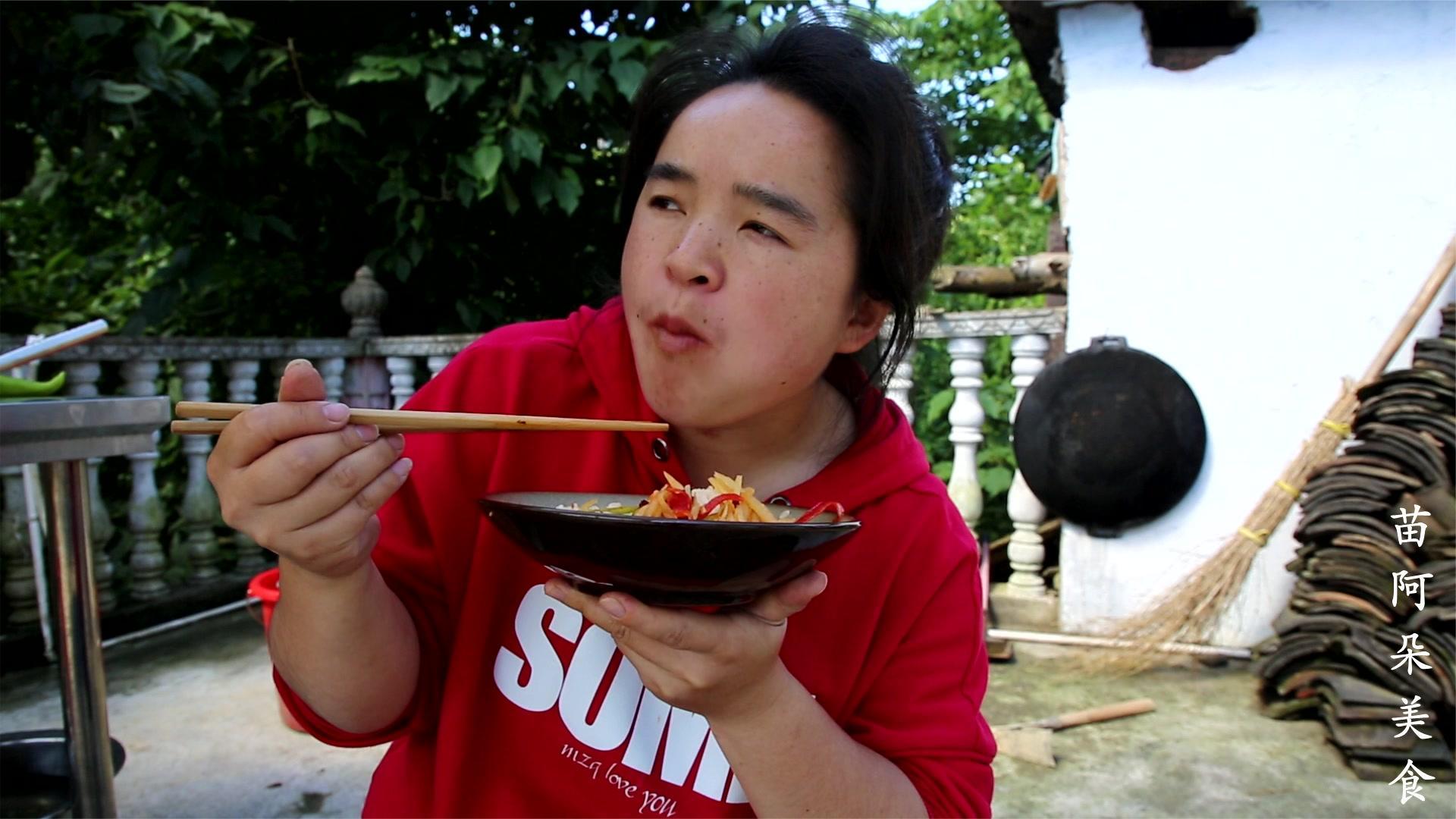 苗大姐摄影师小朱不在的一天凉拌一盘土豆丝好像少了点味道