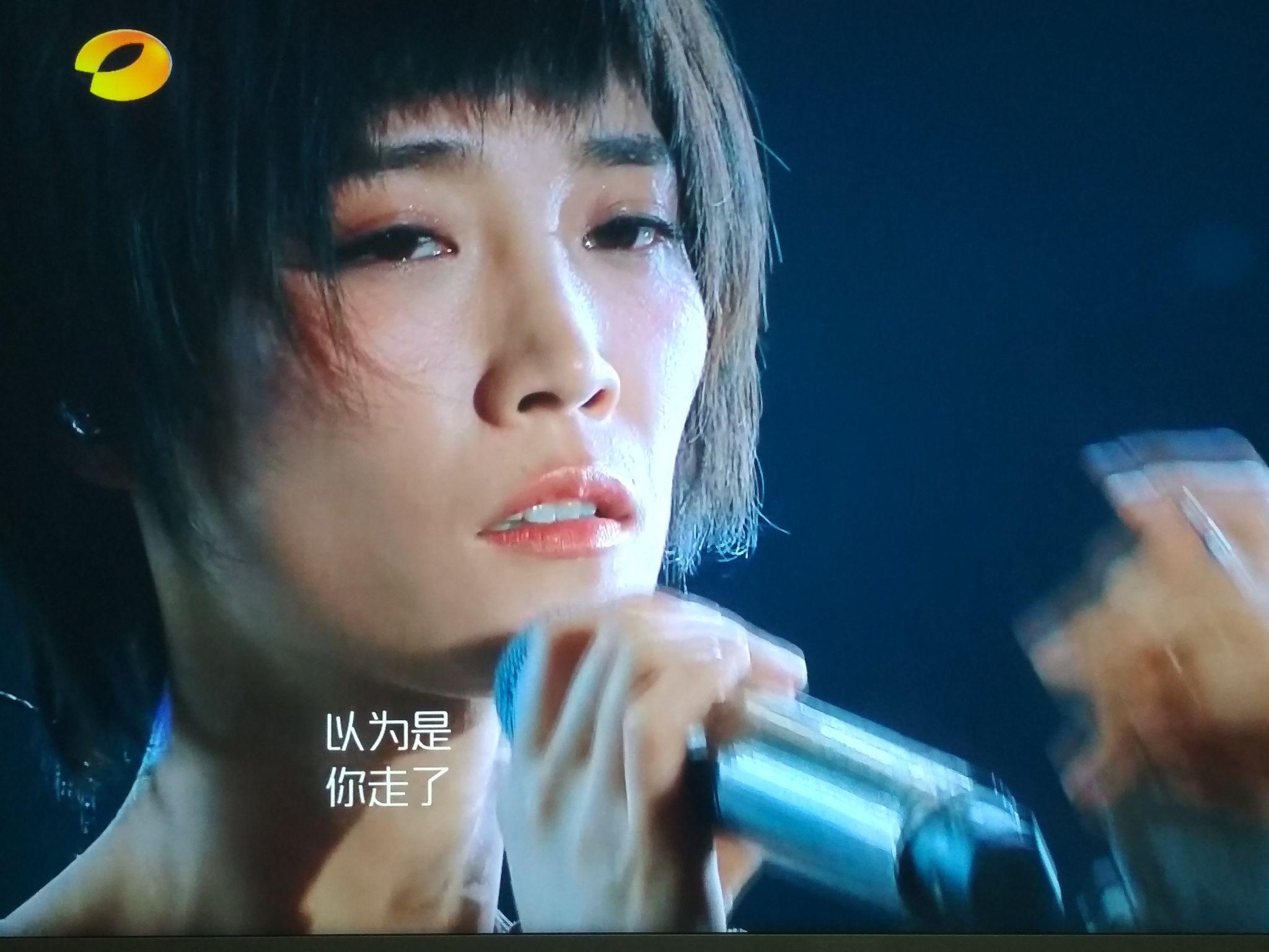 如何评价歌手2本期突围赛苏诗丁的红眼睛